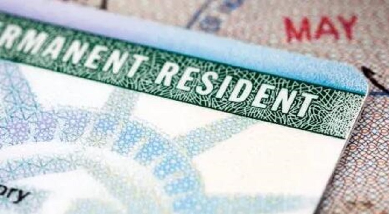 父母申请绿卡期间可以回国吗？